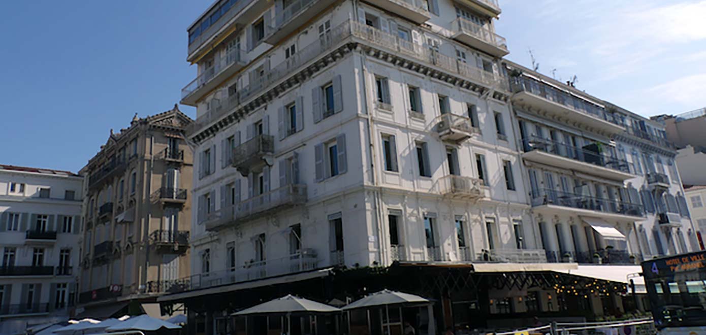 Immeuble haussmannien sur la Croisette à Cannes avec balcons et commerces en rez-de-chaussée, dans une expertise immobilière